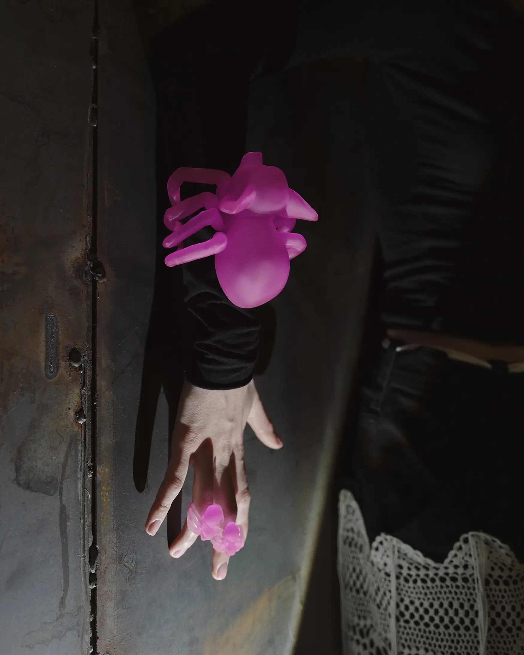 Кольцо в виде розового чихпаука, обнимающего палец. Артефакт мира Vereja. Ручная работа.