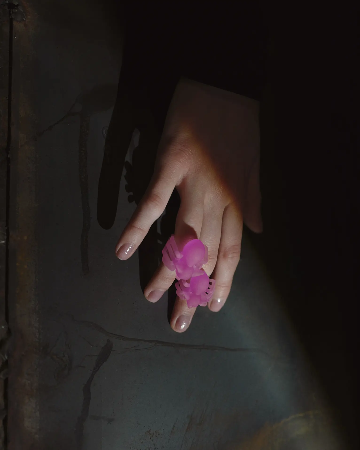 Кольцо в виде розового чихпаука, обнимающего палец. Артефакт мира Vereja. Ручная работа.