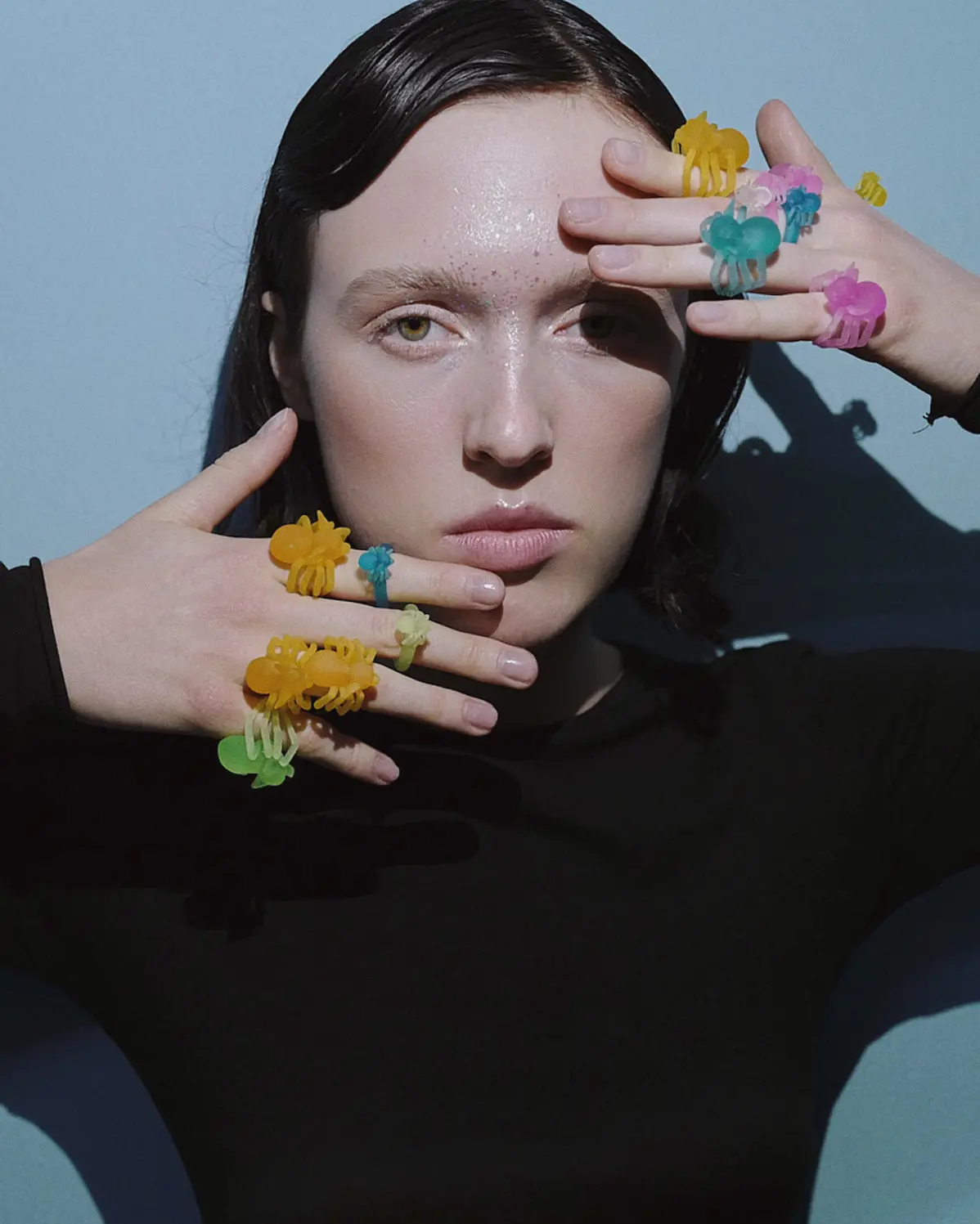 Кольцо в виде розового чихпаука, обнимающего палец. Артефакт мира Vereja. Ручная работа.