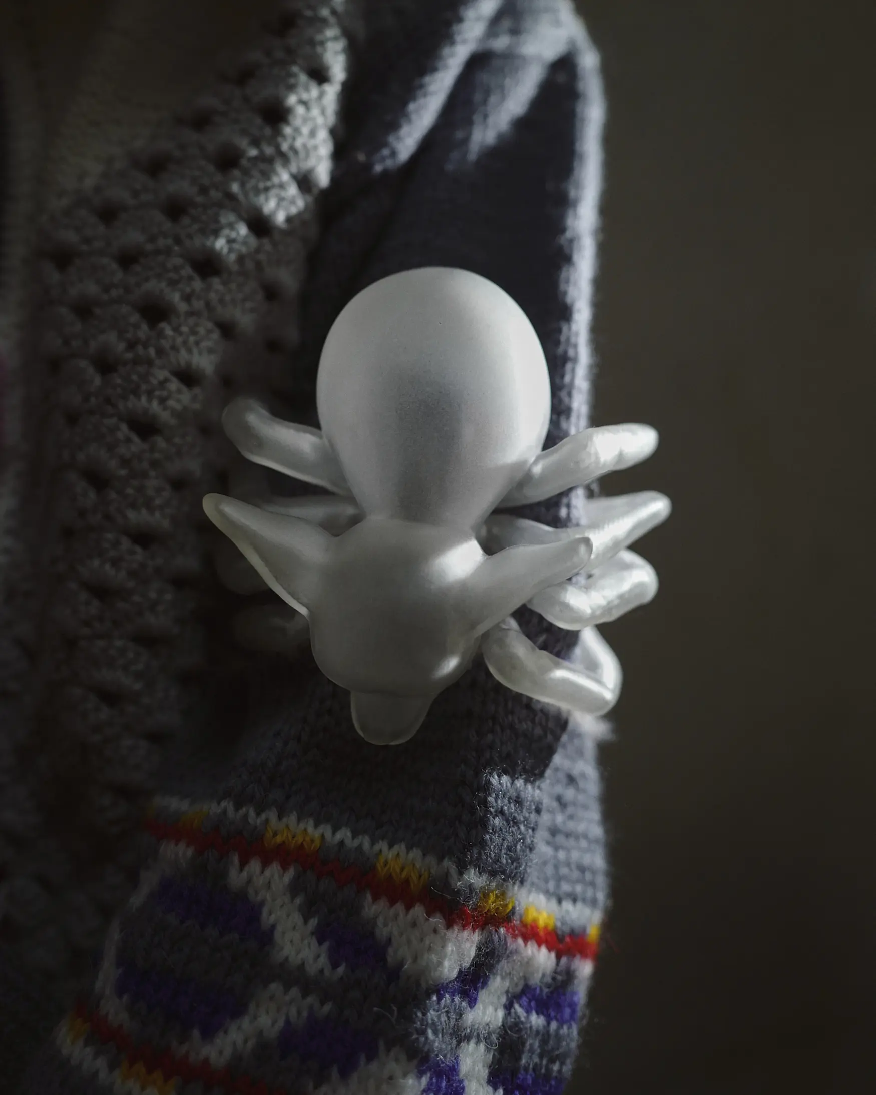 Браслет в виде крупного паука из фотополимерной смолы. Обнимает запястье. Артефакт мира Vereja. Ручная работа. Примерка на Петровке по записи.