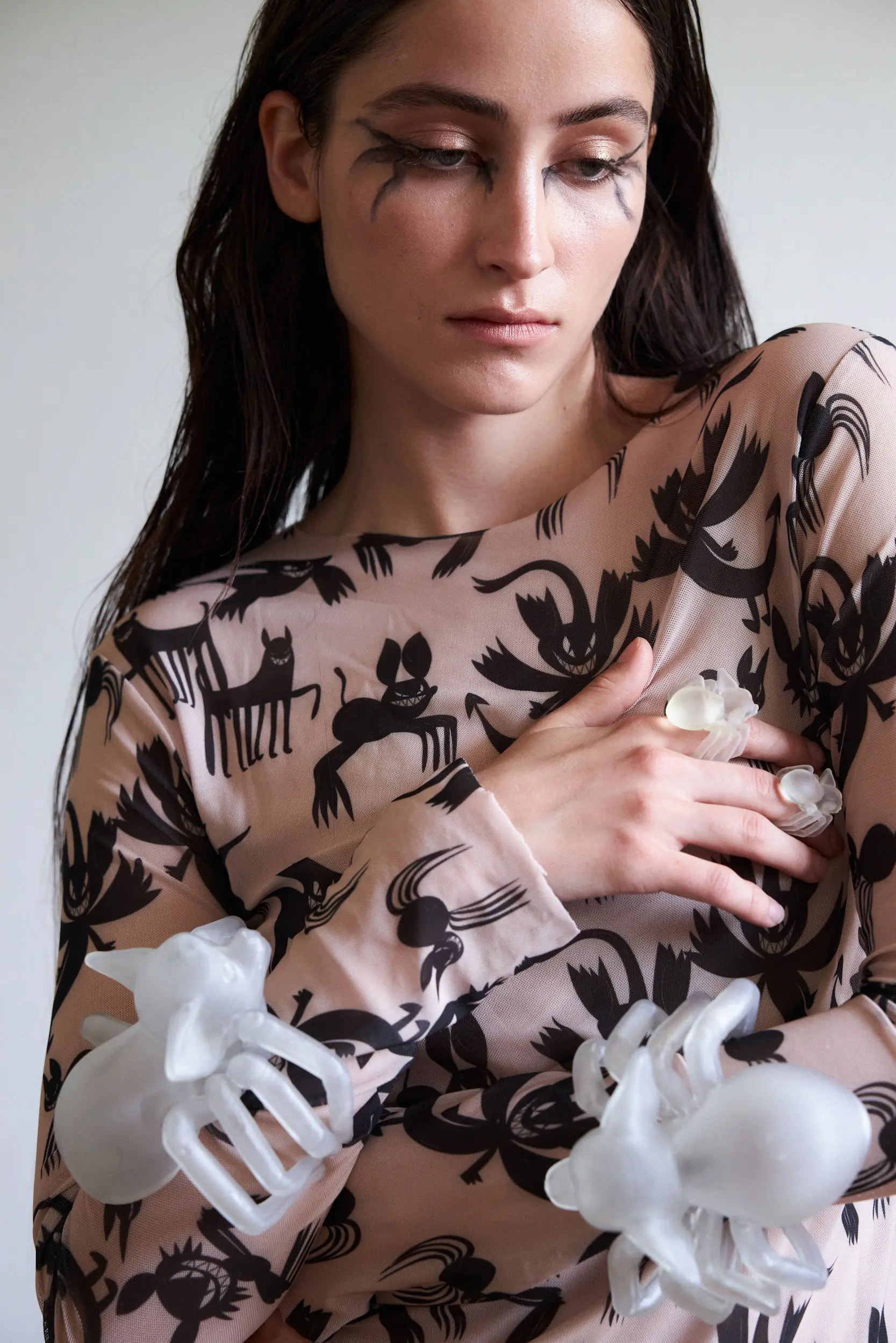 Браслет в виде крупного паука из фотополимерной смолы. Обнимает запястье. Артефакт мира Vereja. Ручная работа. Примерка на Петровке по записи.