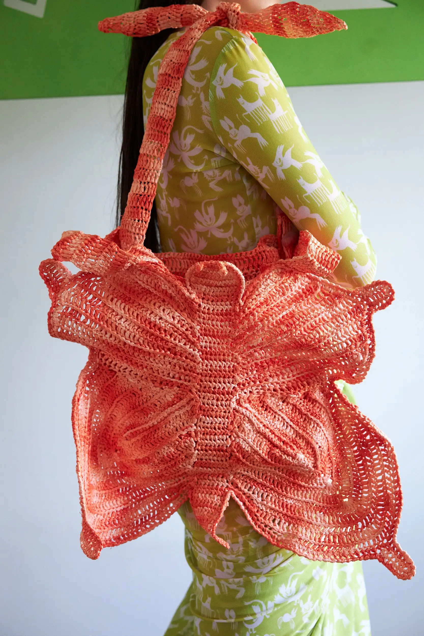 Сумка, связанная в форме бабочки — будто вылетела из сна. Её крылья создают объём, но не теряют гибкости. Внутри помещается всё: от сказки до пакета с черешней. Рафия приятно шуршит в руках и держит форму — даже если вы мечтаете о лете в январе.