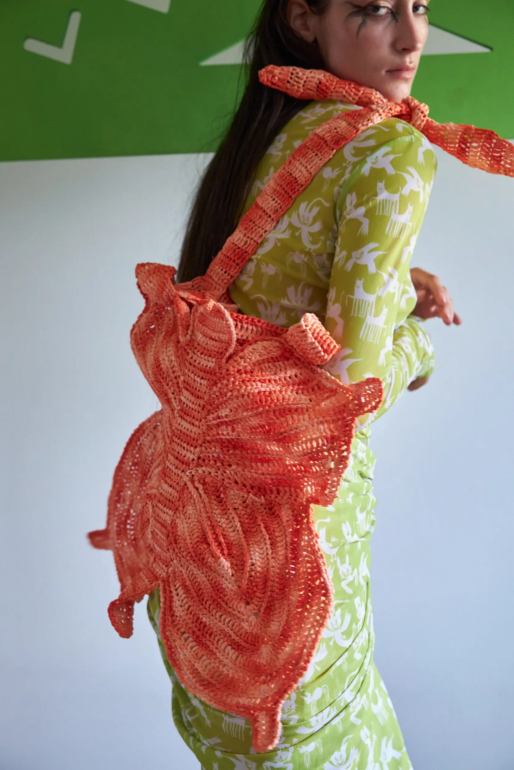 Сумка, связанная в форме бабочки — будто вылетела из сна. Её крылья создают объём, но не теряют гибкости. Внутри помещается всё: от сказки до пакета с черешней. Рафия приятно шуршит в руках и держит форму — даже если вы мечтаете о лете в январе.