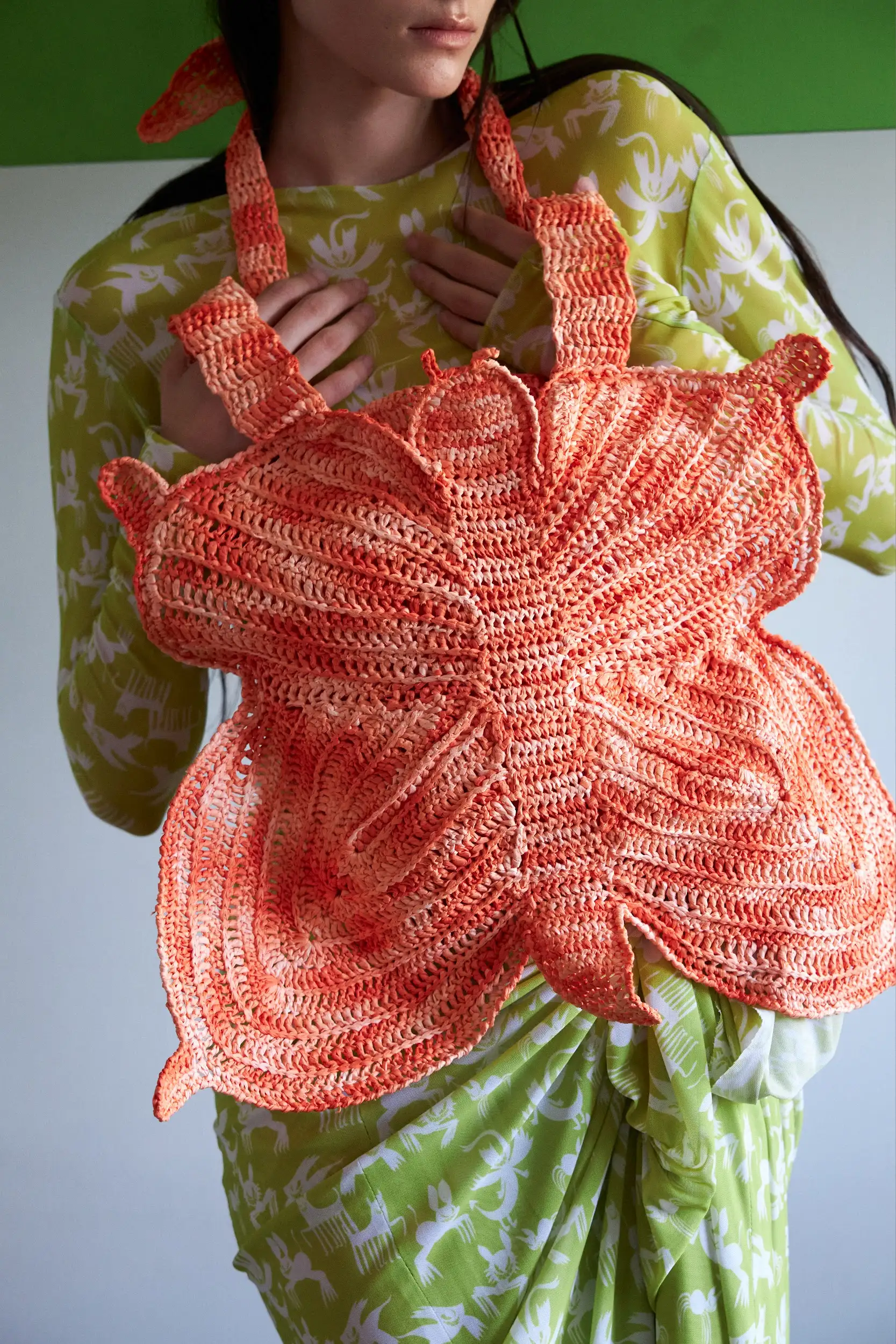 Сумка, связанная в форме бабочки — будто вылетела из сна. Её крылья создают объём, но не теряют гибкости. Внутри помещается всё: от сказки до пакета с черешней. Рафия приятно шуршит в руках и держит форму — даже если вы мечтаете о лете в январе.