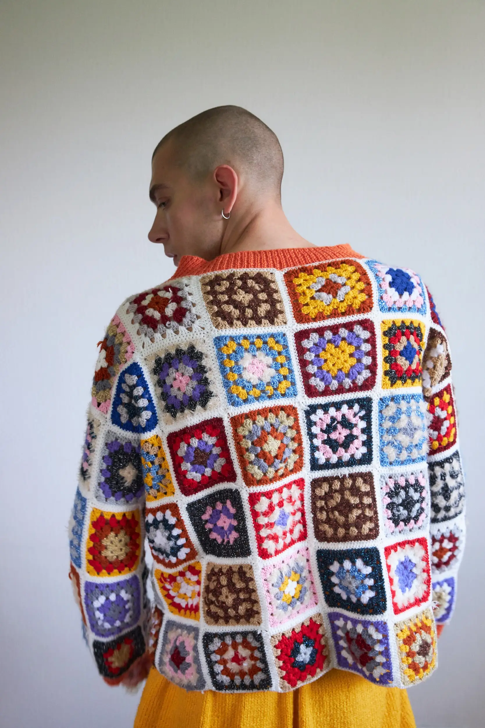 Cвитер «Бабушкин квадрат». Этот свитер — как коллекция воспоминаний, связанных крючком. Каждый квадрат — будто маленькая история: про лето у бабушки, ковры на стенах, первые носки, связанные на спицах, и о том, как тепло может быть красивым.