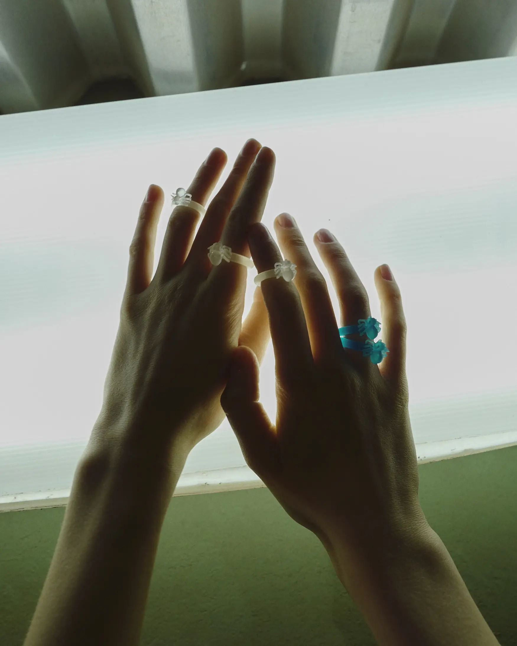 Полупрозрачное кольцо с миниатюрным пауком — "Чихпаук". Ручная работа. Лёгкое, необычное, похоже на игрушку из снов.