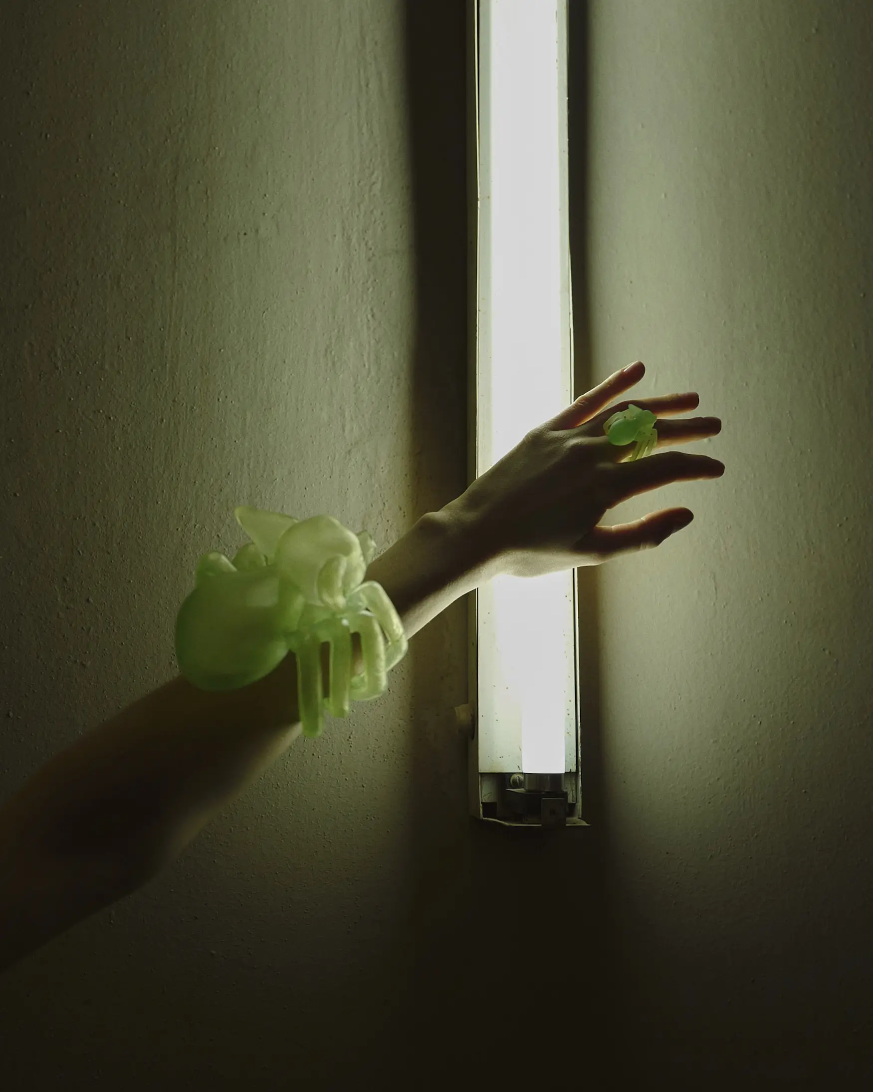 Браслет в виде крупного паука из фотополимерной смолы. Обнимает запястье. Артефакт мира Vereja. Ручная работа. Примерка на Петровке по записи.