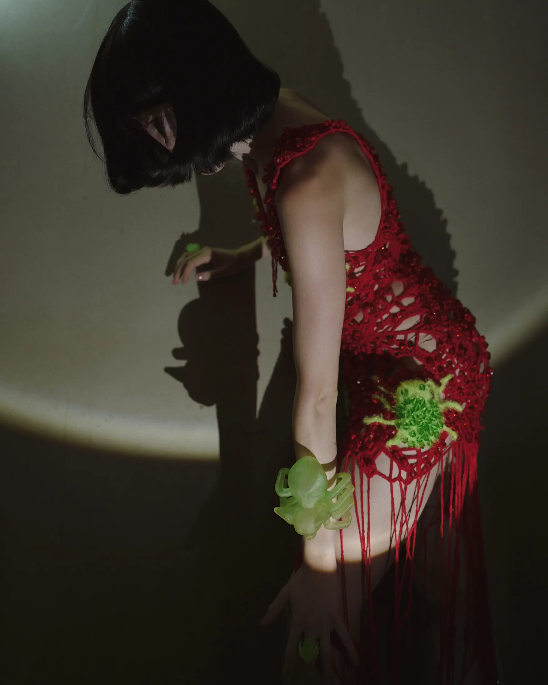 Браслет в виде крупного паука из фотополимерной смолы. Обнимает запястье. Артефакт мира Vereja. Ручная работа. Примерка на Петровке по записи.