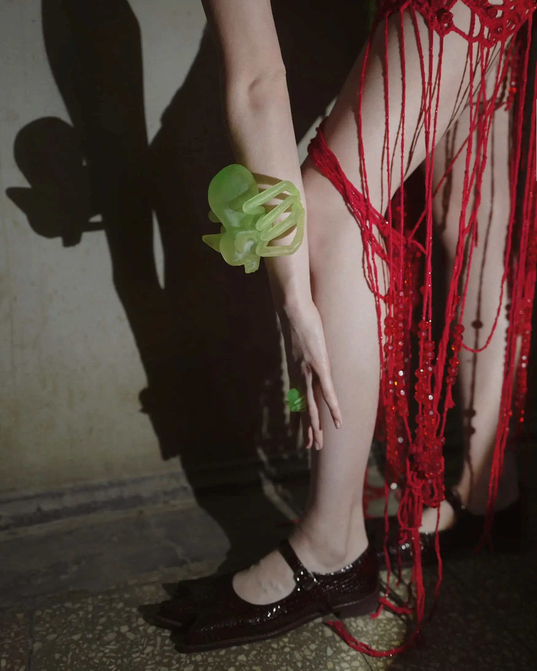 Браслет в виде крупного паука из фотополимерной смолы. Обнимает запястье. Артефакт мира Vereja. Ручная работа. Примерка на Петровке по записи.