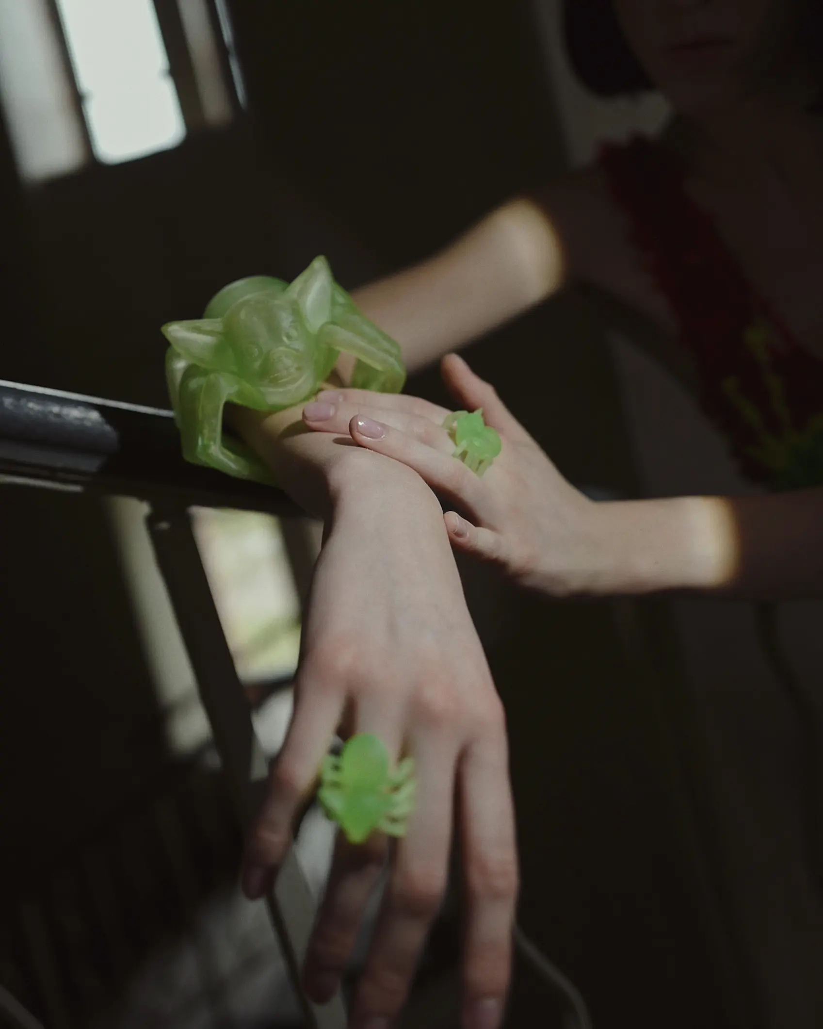 Браслет в виде крупного паука из фотополимерной смолы. Обнимает запястье. Артефакт мира Vereja. Ручная работа. Примерка на Петровке по записи.