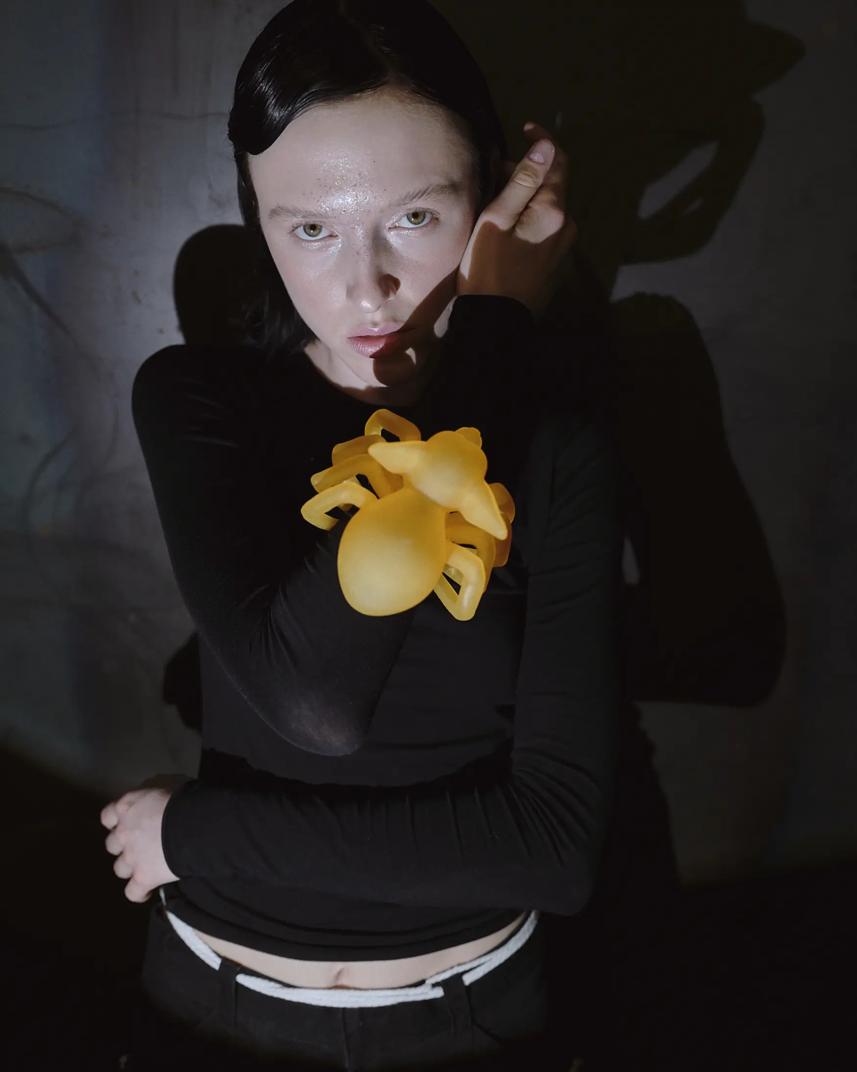 Браслет в виде крупного паука из фотополимерной смолы. Обнимает запястье. Артефакт мира Vereja. Ручная работа. Примерка на Петровке по записи.