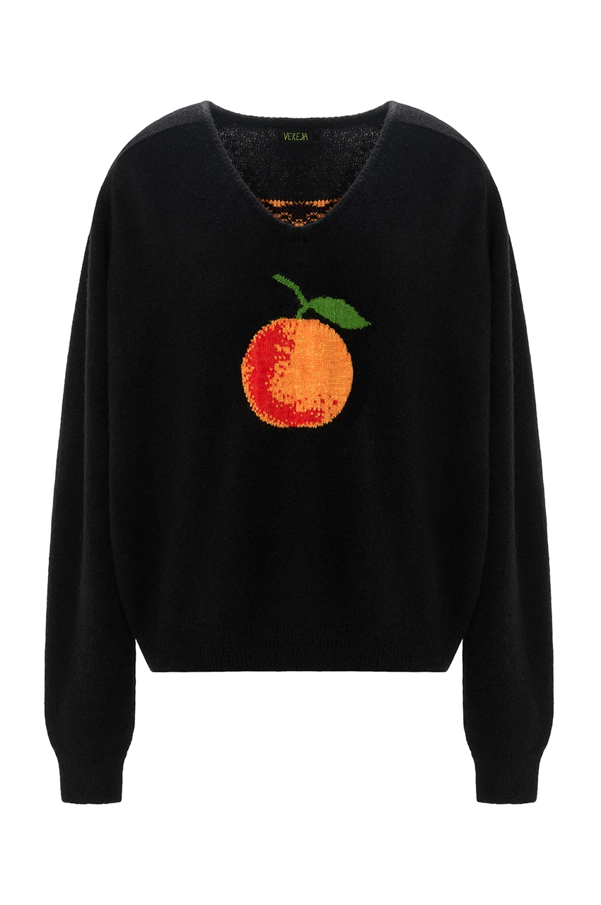 Мапельсиновые сады приносят плоды и зимой и летом. Из листьев этого дерева в Италии создают нитки из которых и связан свитер.