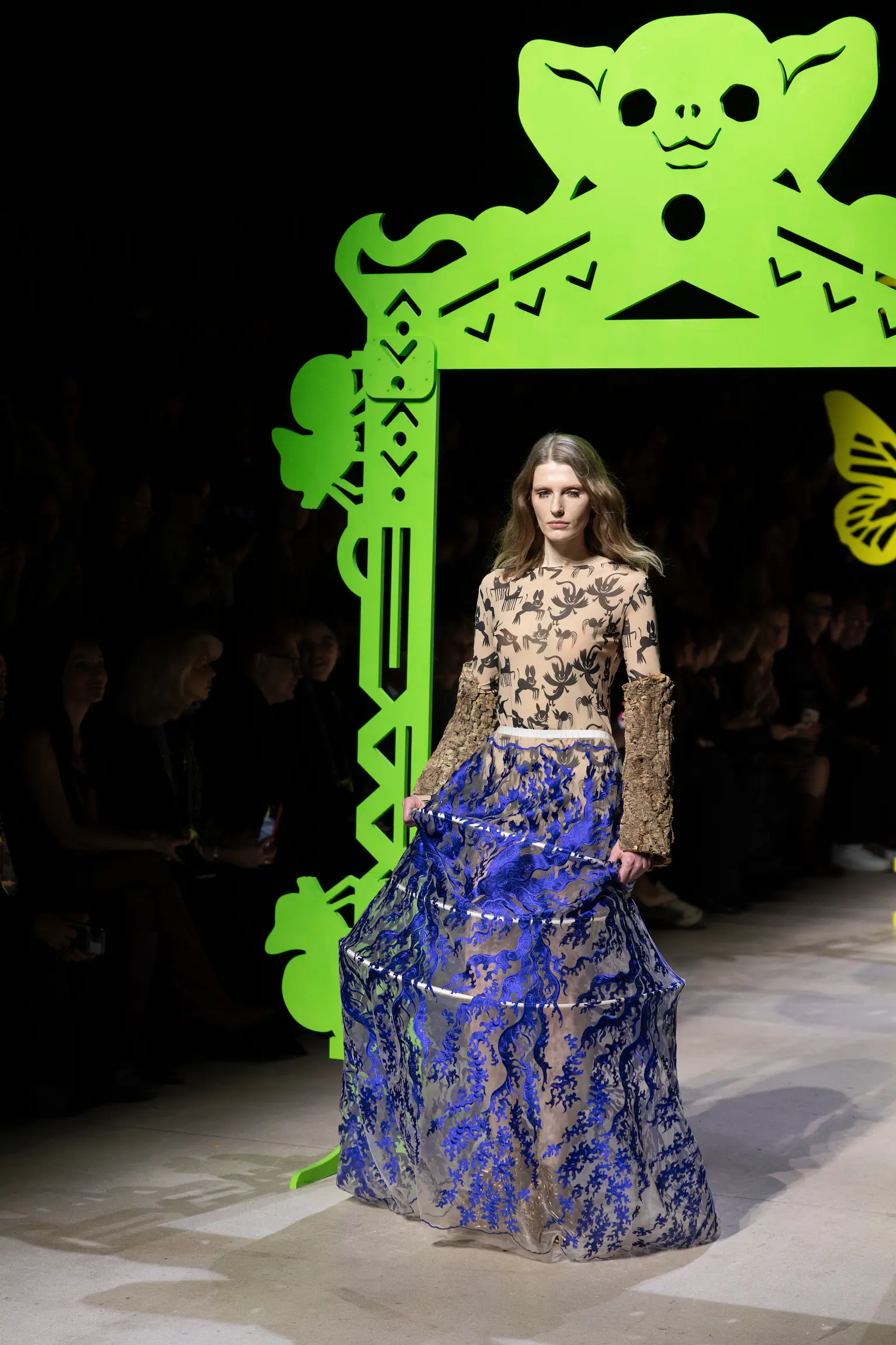 Идеальный выбор для особых случаев, фотосессий и вечерних мероприятий. Сочетайте с лаконичным верхом для создания гармоничного и запоминающегося образа