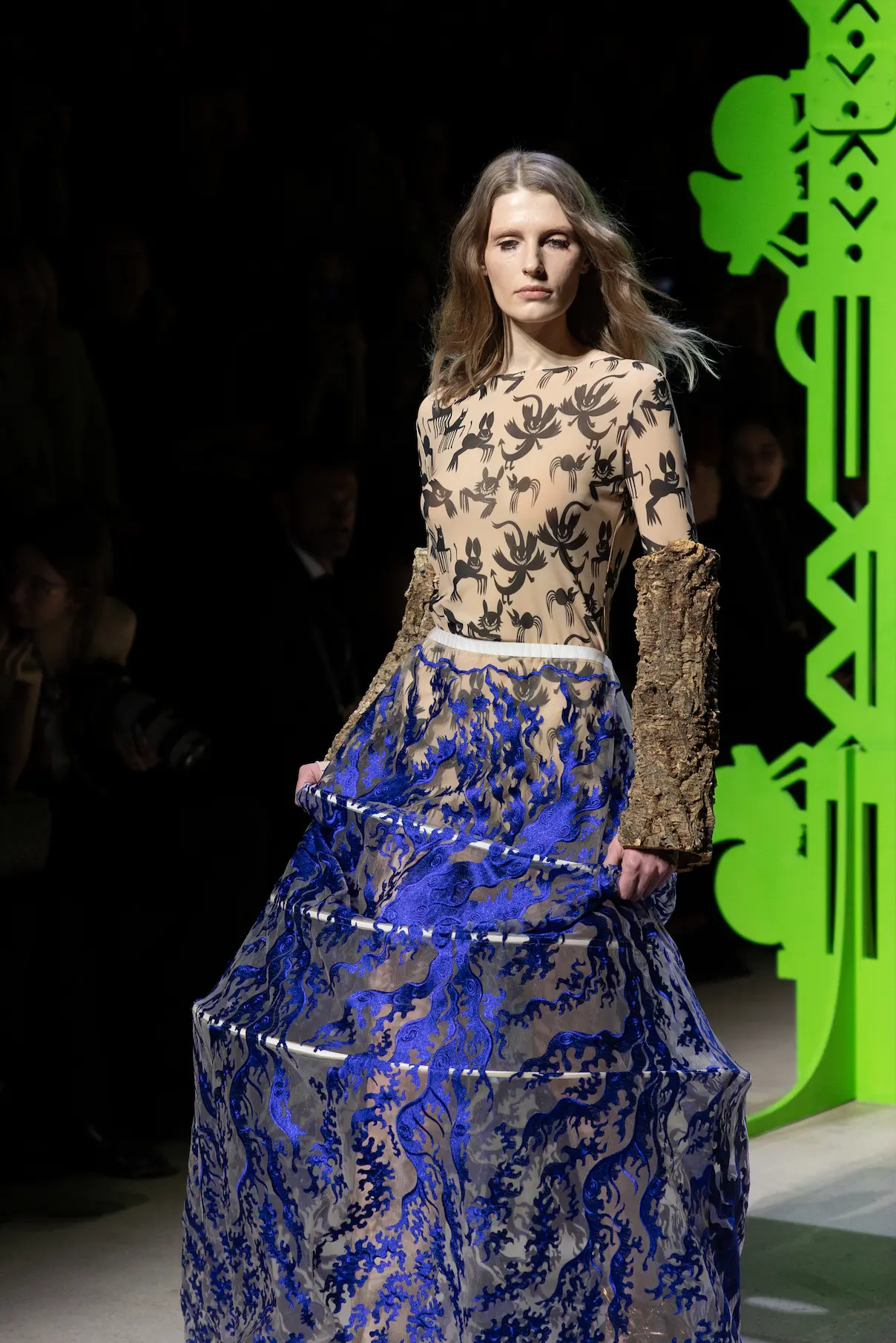 Идеальный выбор для особых случаев, фотосессий и вечерних мероприятий. Сочетайте с лаконичным верхом для создания гармоничного и запоминающегося образа