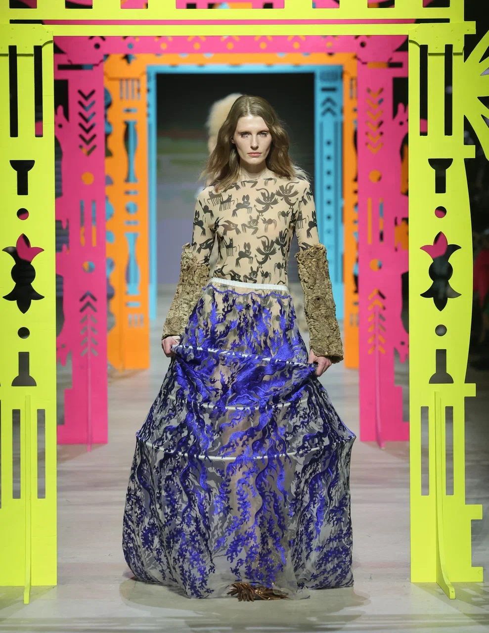 Идеальный выбор для особых случаев, фотосессий и вечерних мероприятий. Сочетайте с лаконичным верхом для создания гармоничного и запоминающегося образа