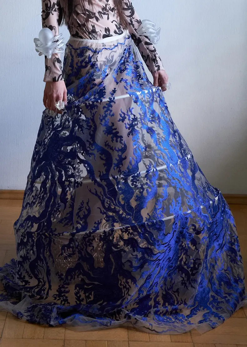 Идеальный выбор для особых случаев, фотосессий и вечерних мероприятий. Сочетайте с лаконичным верхом для создания гармоничного и запоминающегося образа