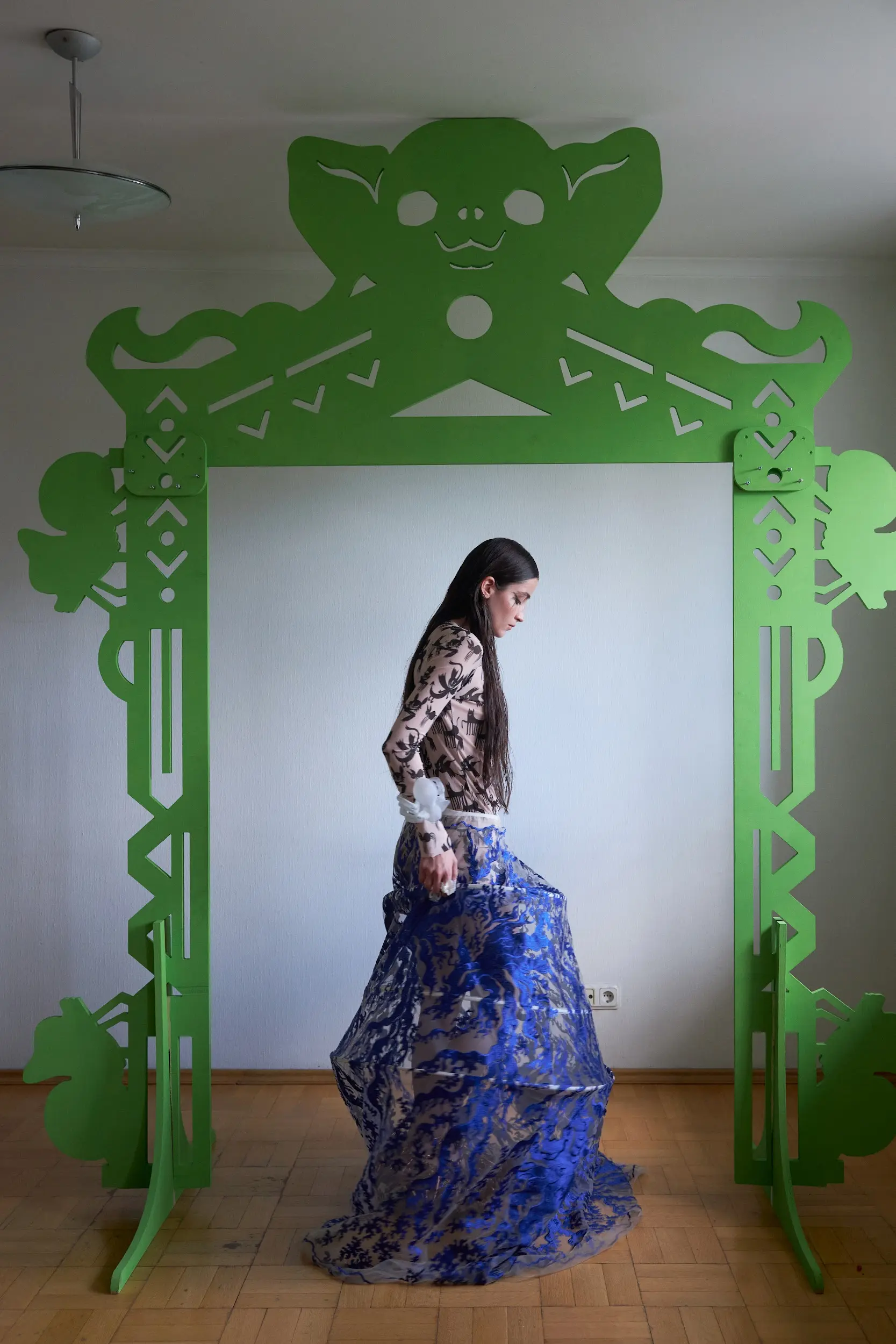 Идеальный выбор для особых случаев, фотосессий и вечерних мероприятий. Сочетайте с лаконичным верхом для создания гармоничного и запоминающегося образа