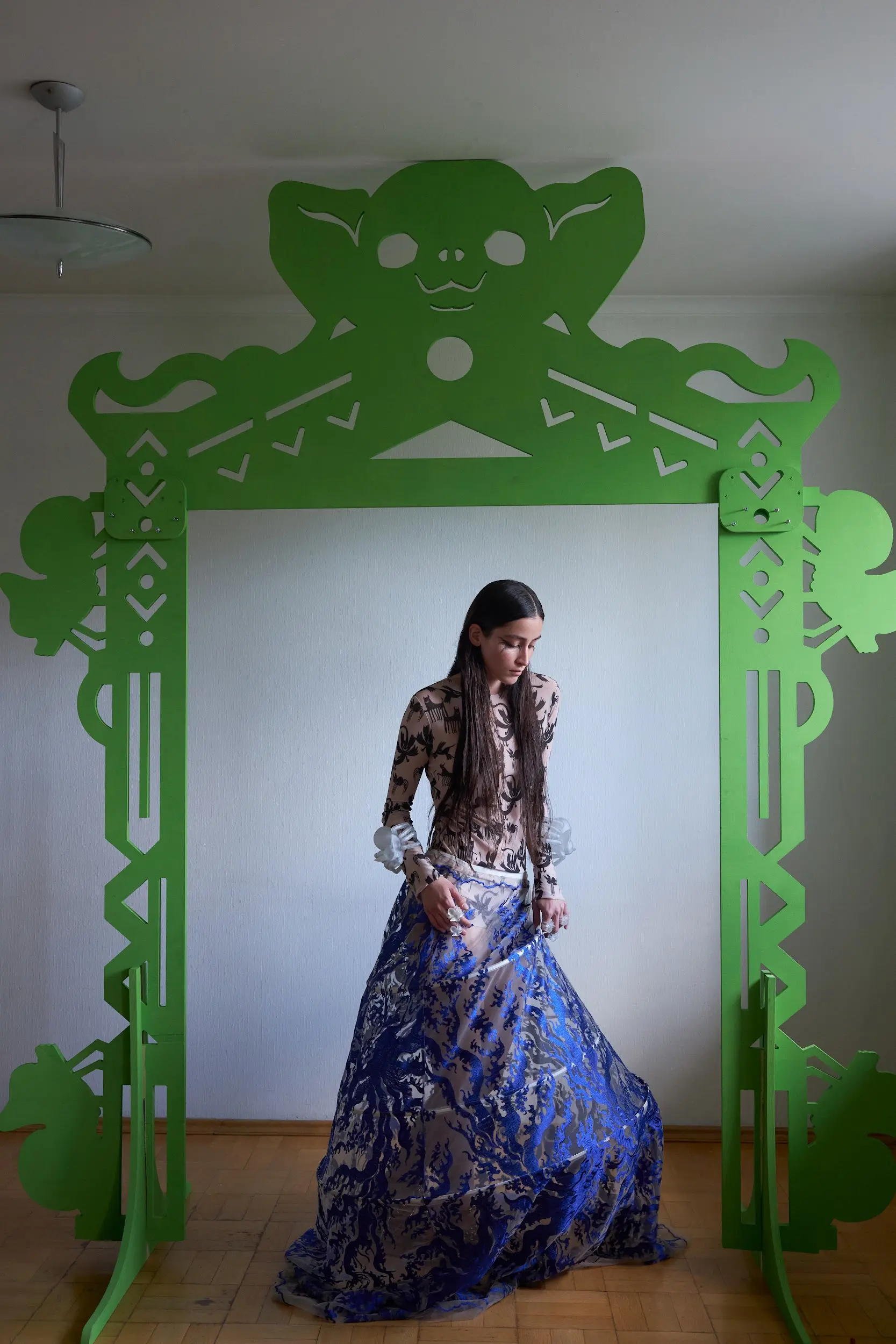 Идеальный выбор для особых случаев, фотосессий и вечерних мероприятий. Сочетайте с лаконичным верхом для создания гармоничного и запоминающегося образа