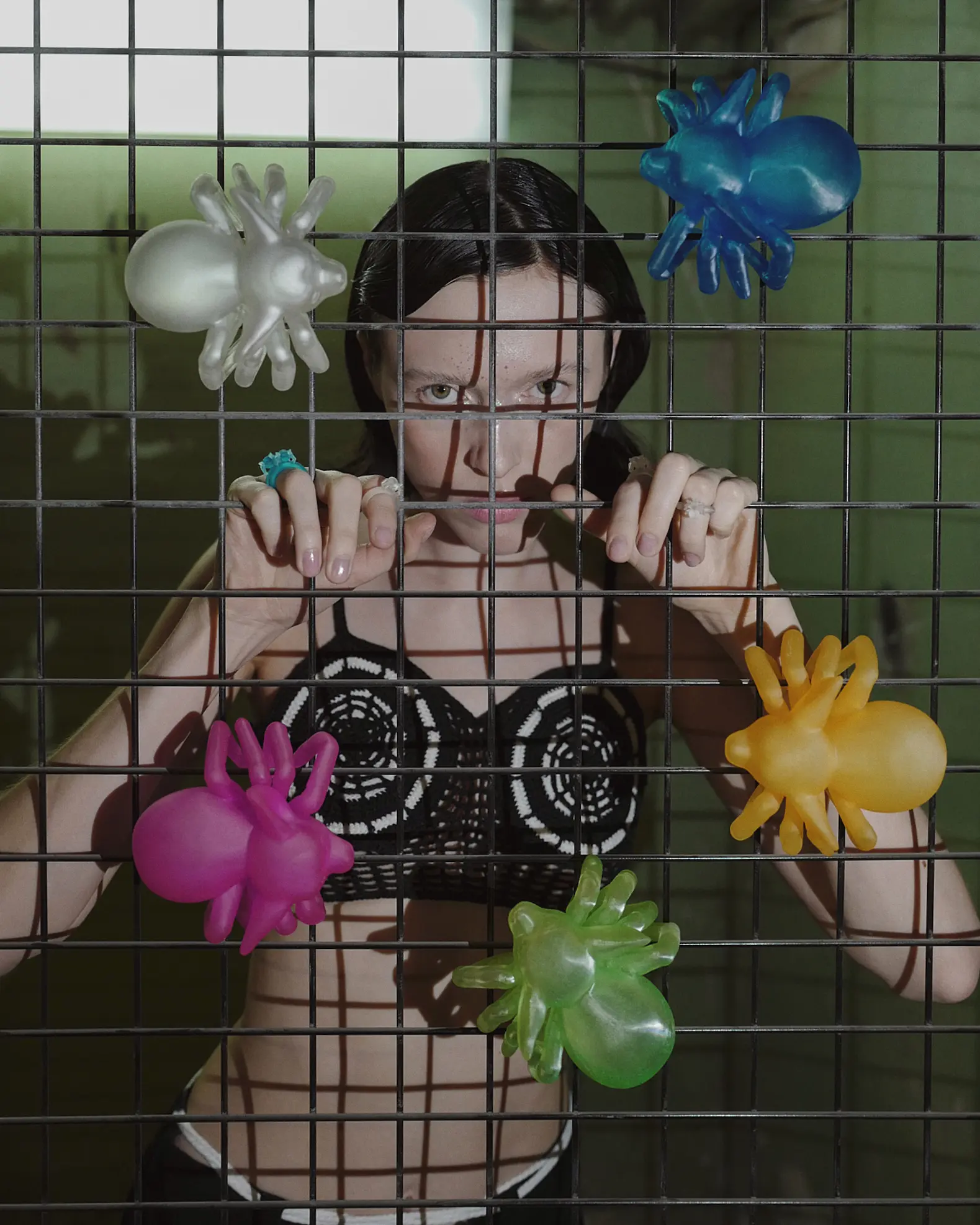 Браслет в виде крупного паука из фотополимерной смолы. Обнимает запястье. Артефакт мира Vereja. Ручная работа. Примерка на Петровке по записи.