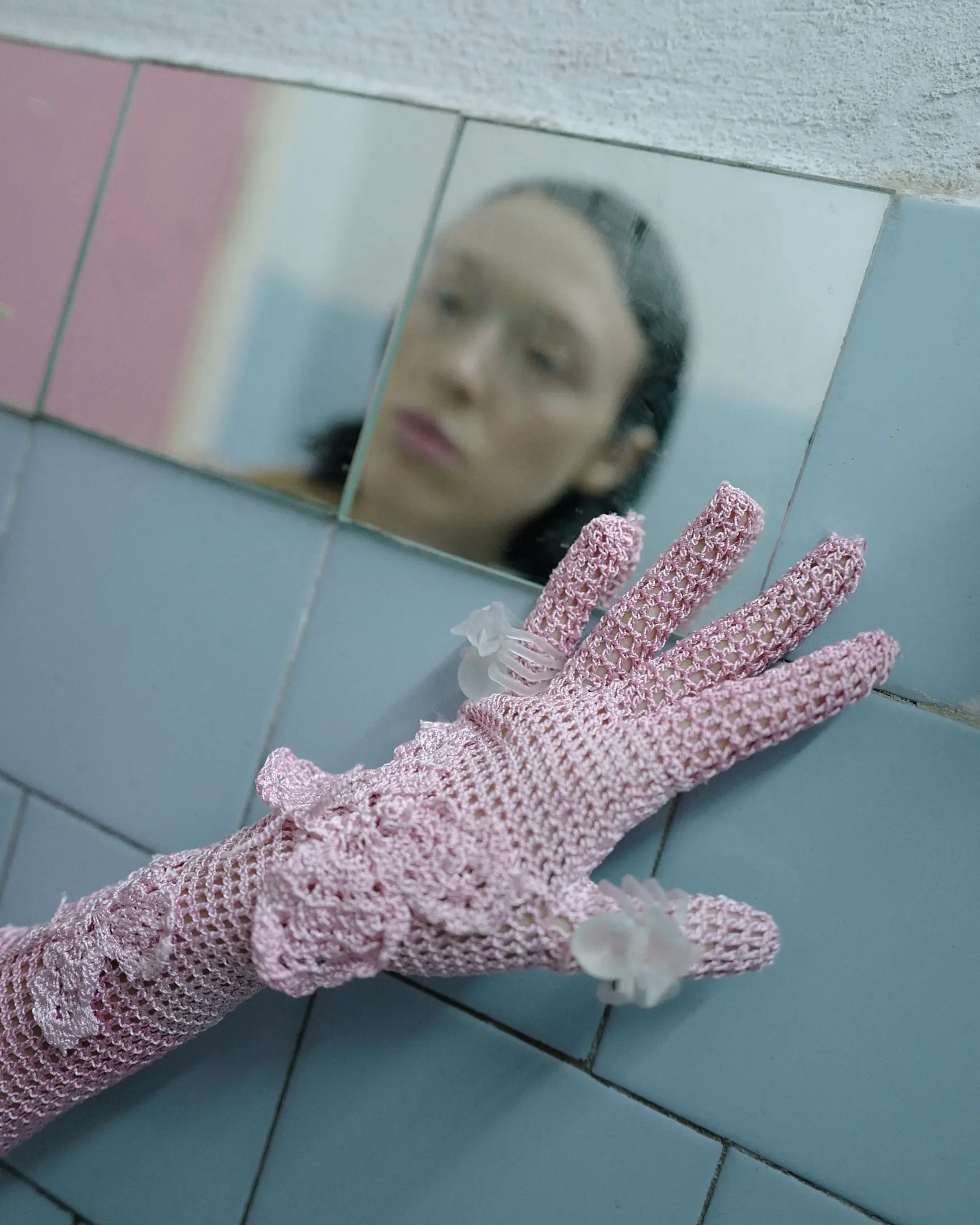 Привет. Я — кольцо в виде чихпаука. Не просто украшение, а существо. Смотрю на мир с пальца. Оберегаю твой ноготь. Чихаю, если рядом ложь. Моя форма — странная, будто скульптура или зверёк из другого измерения. Полупрозрачный.  Артефакт мира Vereja. Ручная работа.