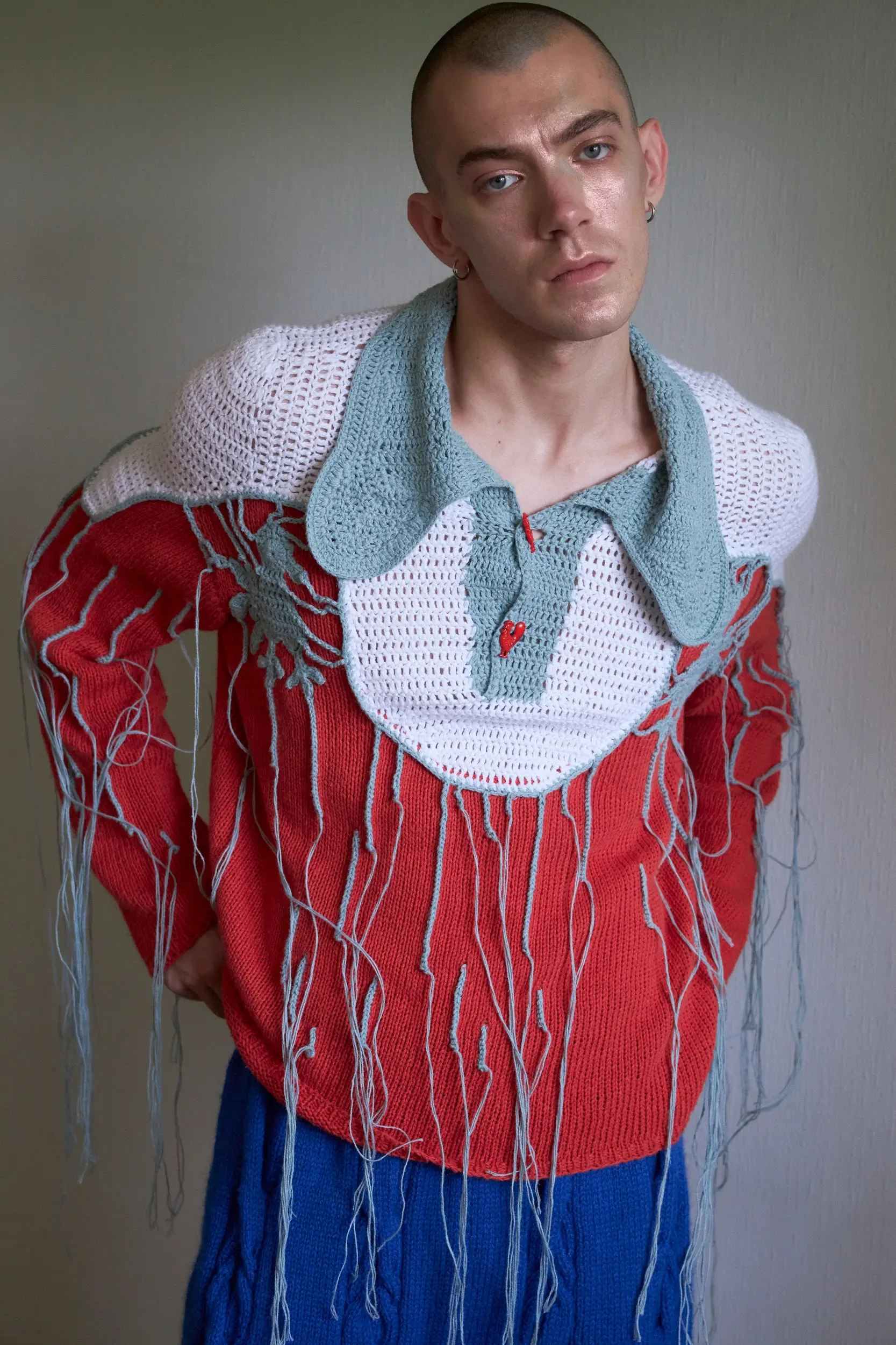 Фирменный свитер Vereja, который мы переосмысляем из сезона в сезон. В этот раз он связан из пряжи с добавлением крапивы — материала с характерной шелковистой фактурой и естественным блеском.