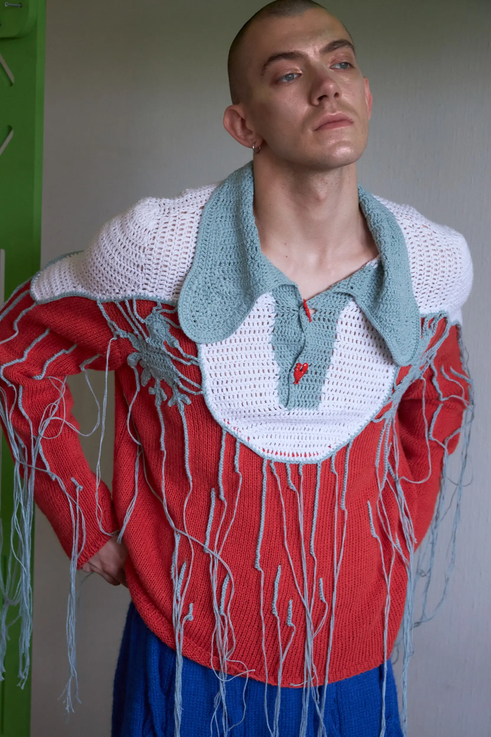 Фирменный свитер Vereja, который мы переосмысляем из сезона в сезон. В этот раз он связан из пряжи с добавлением крапивы — материала с характерной шелковистой фактурой и естественным блеском.