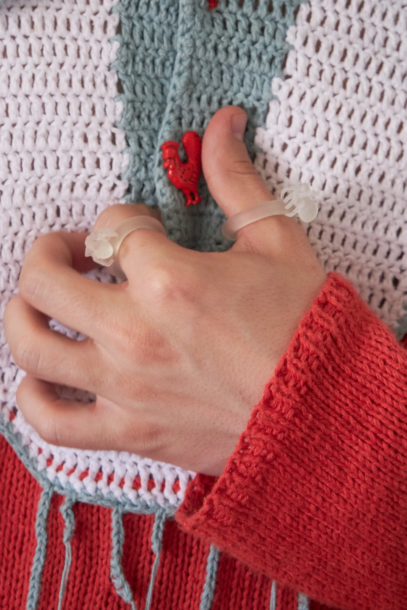 Фирменный свитер Vereja, который мы переосмысляем из сезона в сезон. В этот раз он связан из пряжи с добавлением крапивы — материала с характерной шелковистой фактурой и естественным блеском.