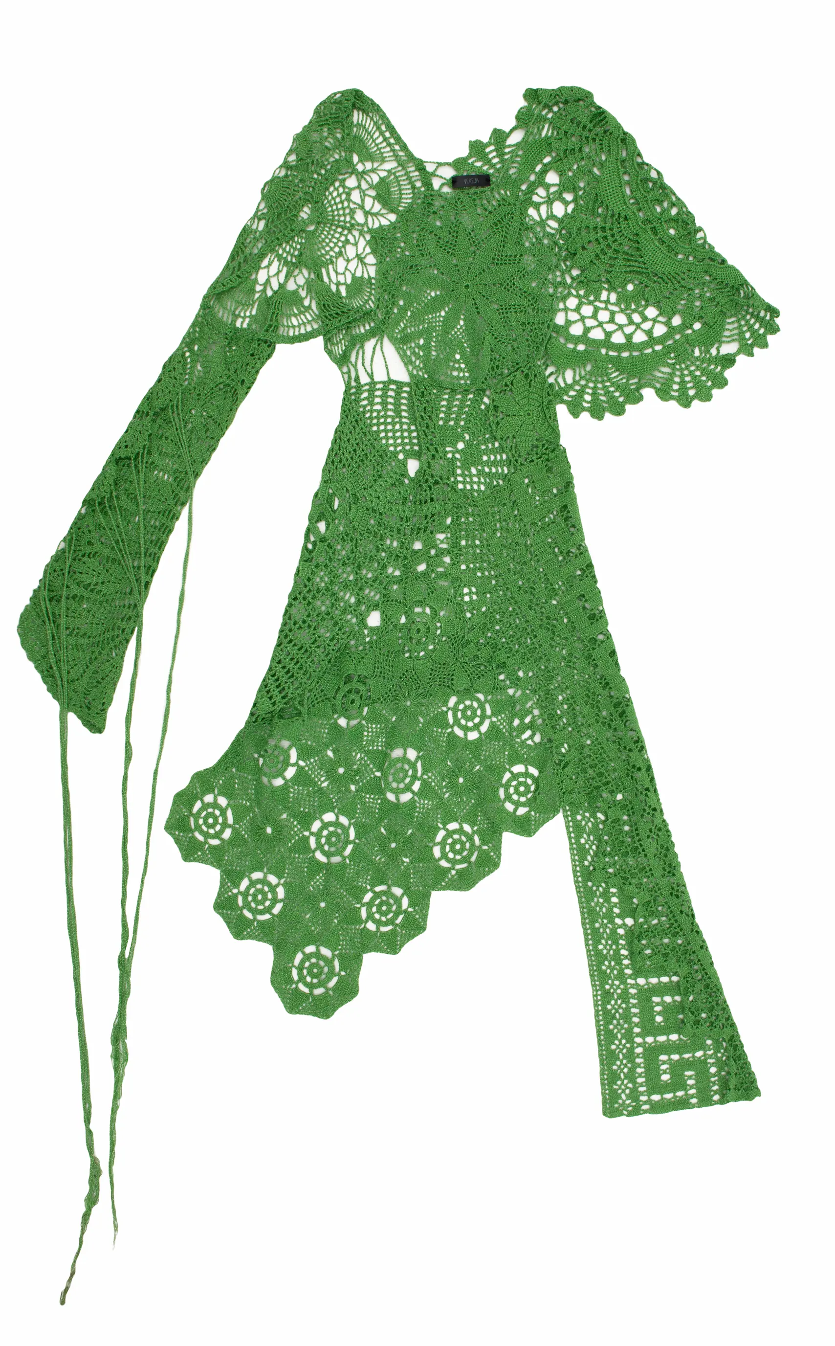 Одна из самых сложных вещей, созданных в мастерской Vereja. Это не просто платье, а наряд-персонаж. Его можно носить с бельём, джинсами, юбкой — или вообще как есть, если не боитесь сказок.