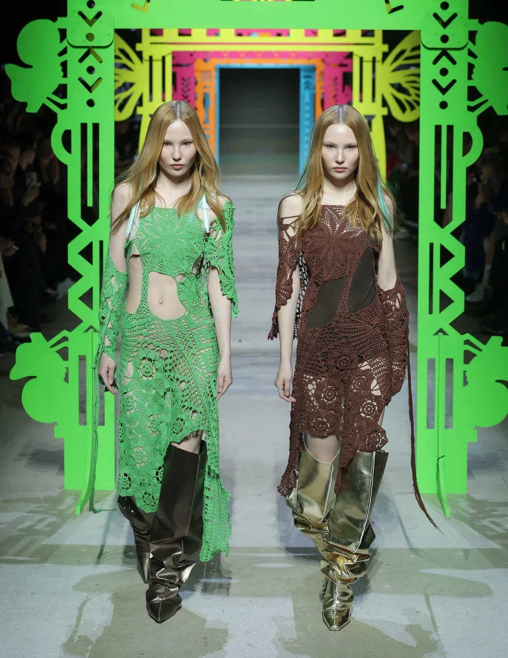 Одна из самых сложных вещей, созданных в мастерской Vereja. Это не просто платье, а наряд-персонаж. Его можно носить с бельём, джинсами, юбкой — или вообще как есть, если не боитесь сказок.