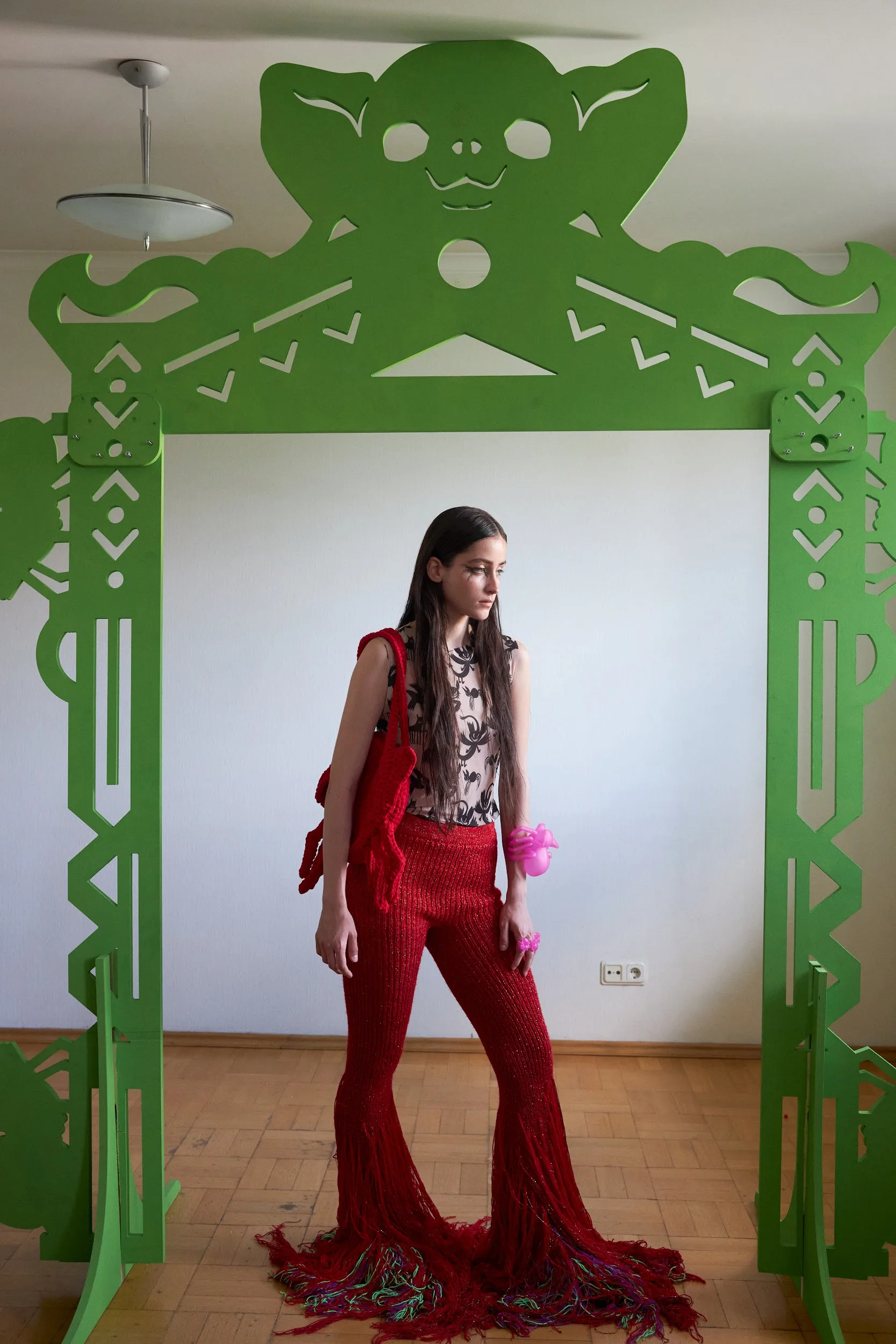 Ярко-красные брюки ручной вязки с длинной бахромой и блестящей нитью. Облегают бёдра и эффектно расширяются к низу, создавая ощущение движения и огня. В единственном экземпляре