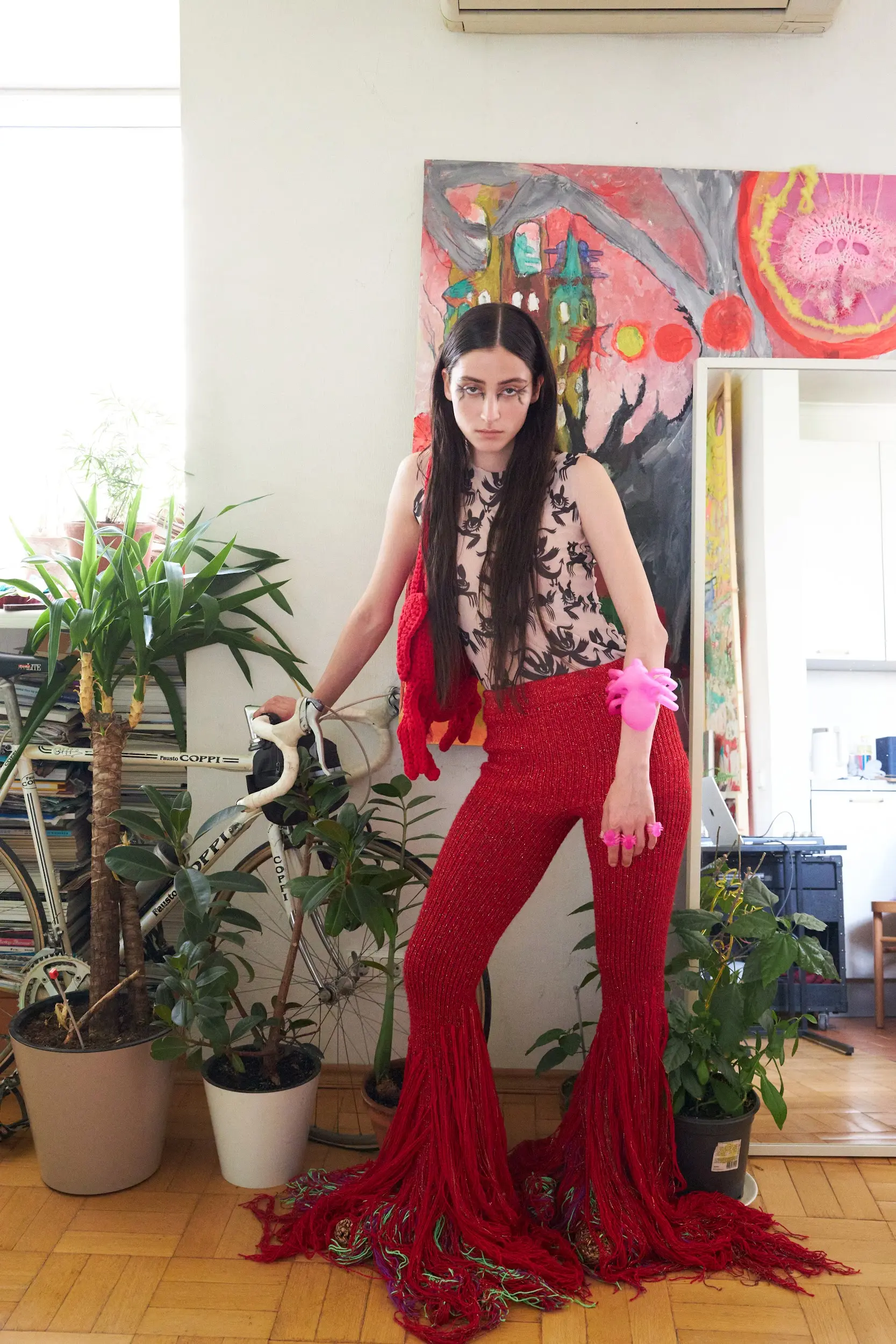 Ярко-красные брюки ручной вязки с длинной бахромой и блестящей нитью. Облегают бёдра и эффектно расширяются к низу, создавая ощущение движения и огня. В единственном экземпляре