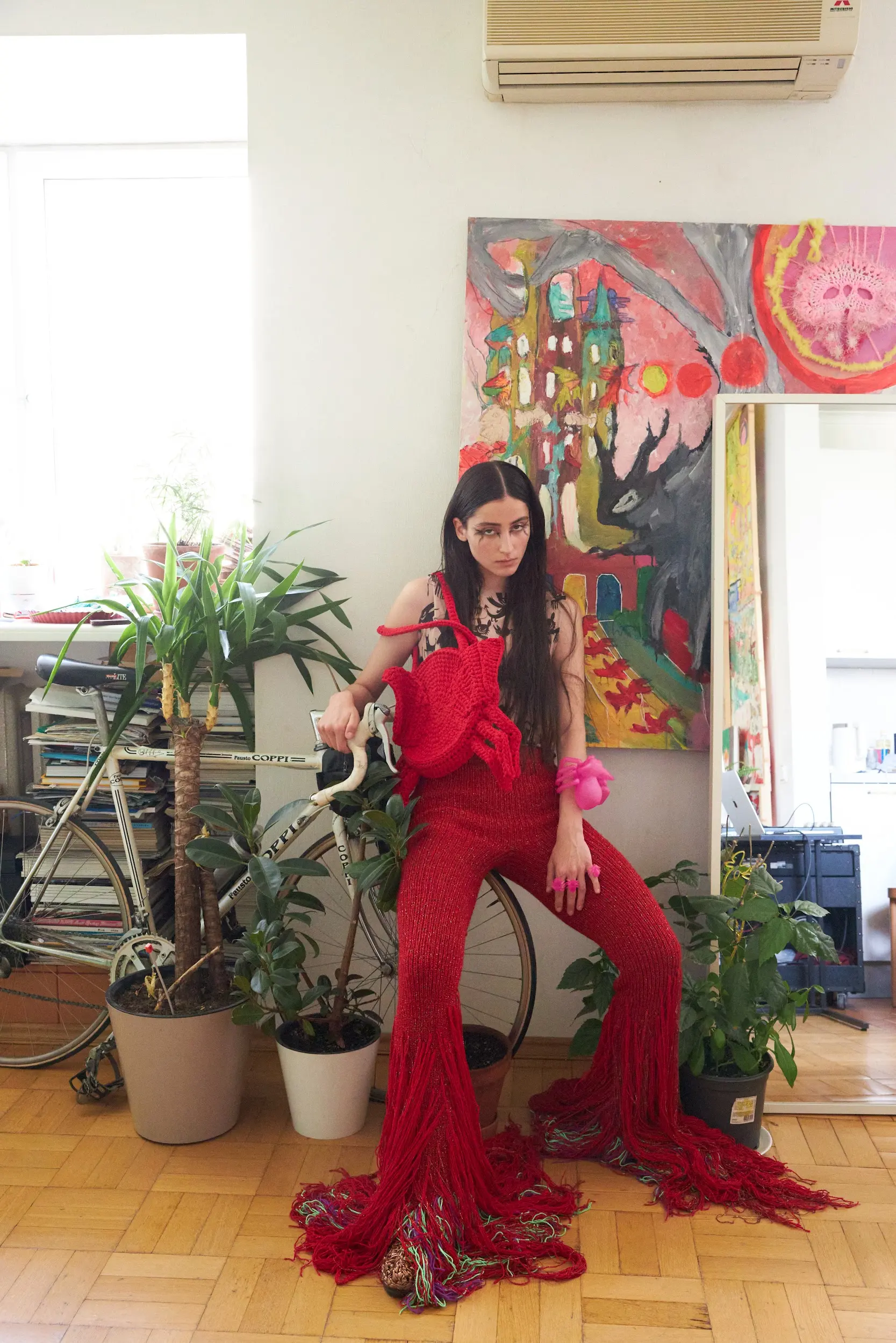 Ярко-красные брюки ручной вязки с длинной бахромой и блестящей нитью. Облегают бёдра и эффектно расширяются к низу, создавая ощущение движения и огня. В единственном экземпляре