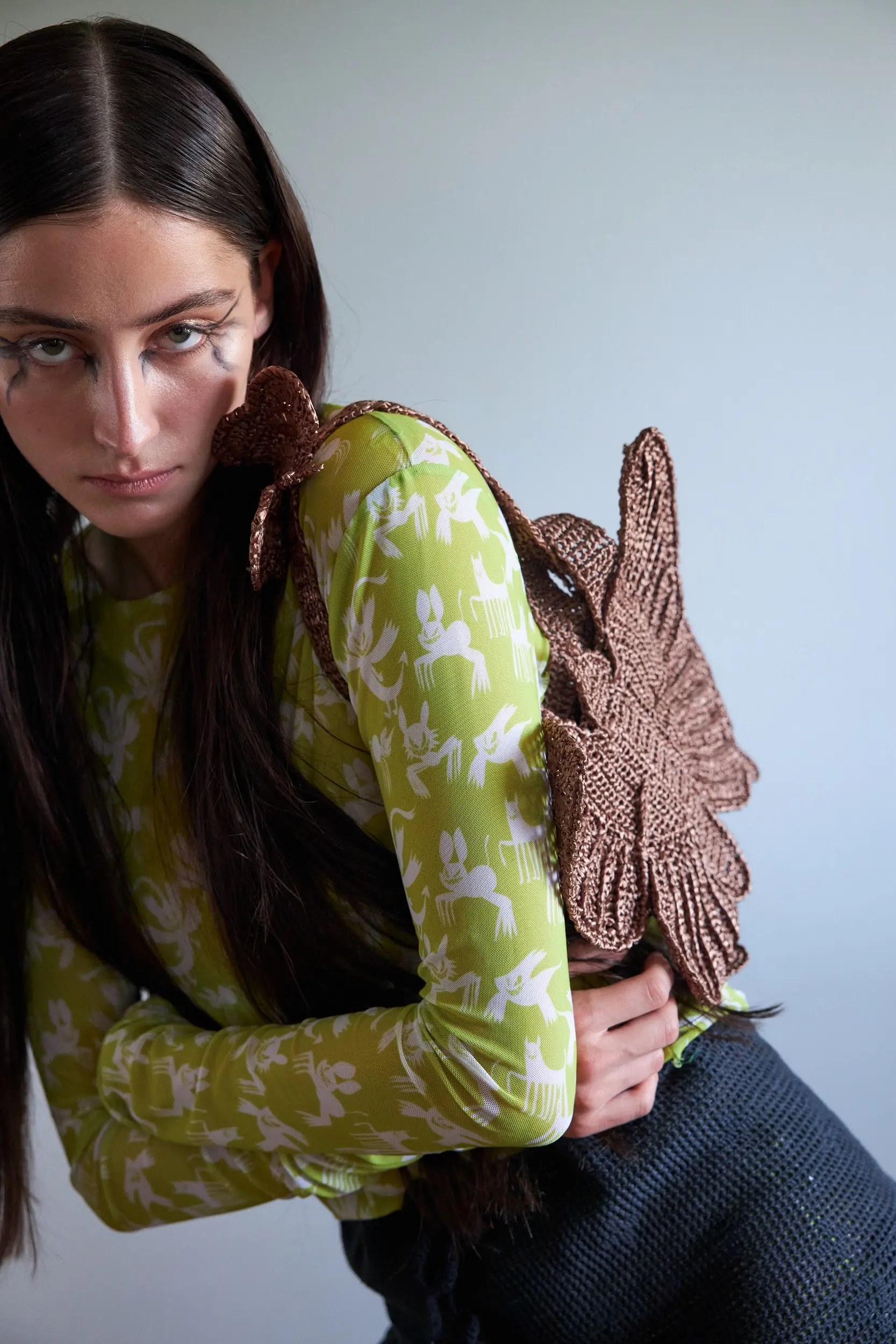 Сумка держит форму и выглядит скульптурно. Крылья рельефные, с чётким плетёным рисунком, будто броня из ниток. Цвет — как кора дерева после дождя.